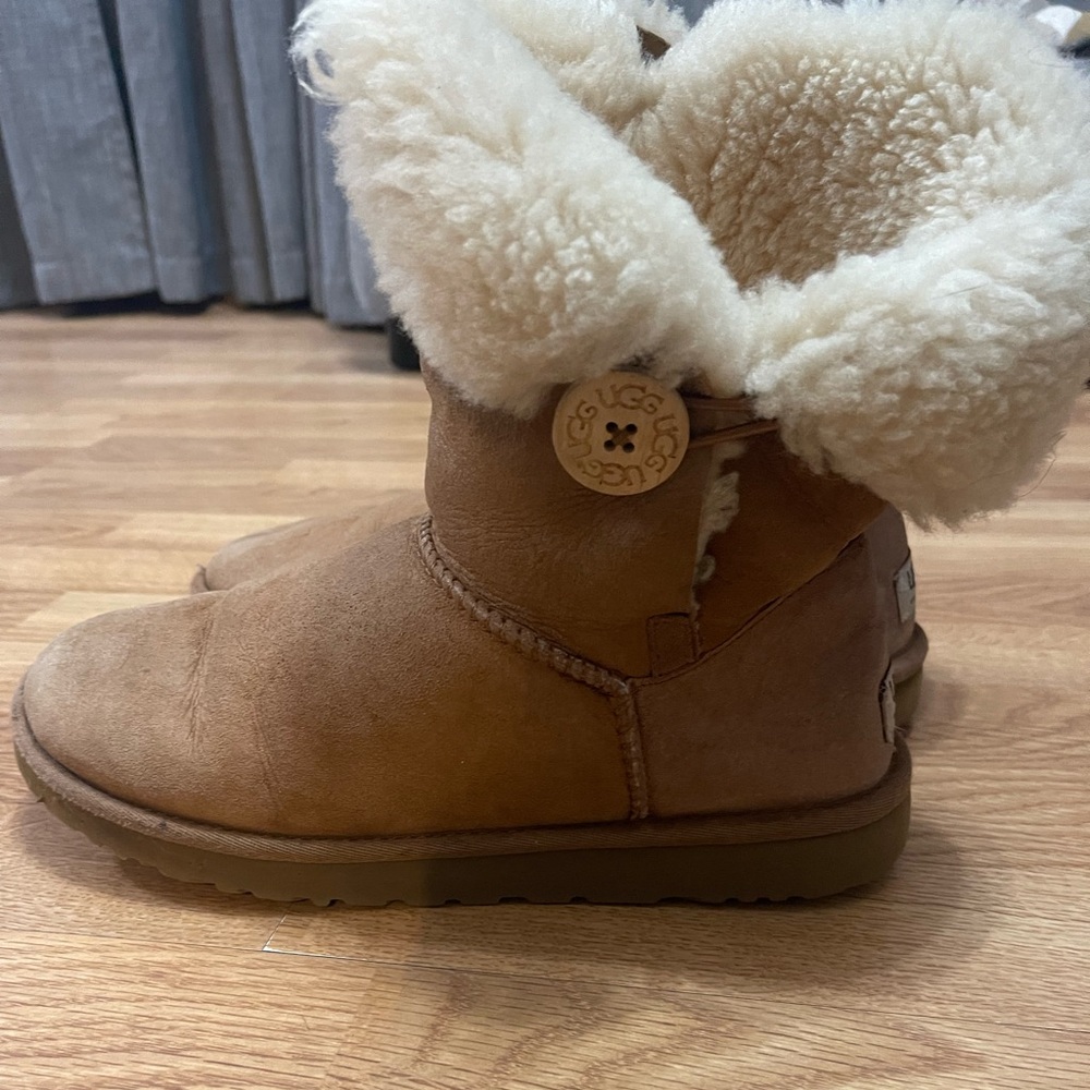 UGG Chestnut Bailey Button Sheepskin Winter Boots